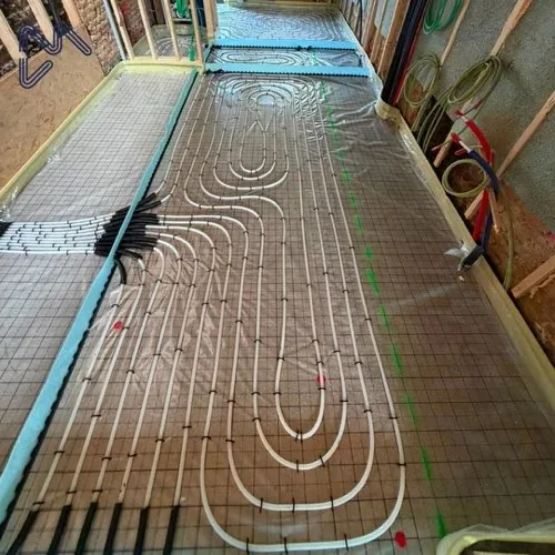 Nieuwbouwproject met witte vloerverwarmingsleidingen op een geïsoleerde vloeropbouw